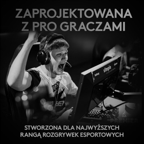 Czarno-biały obraz promocyjny gracza świętującego podczas gry.