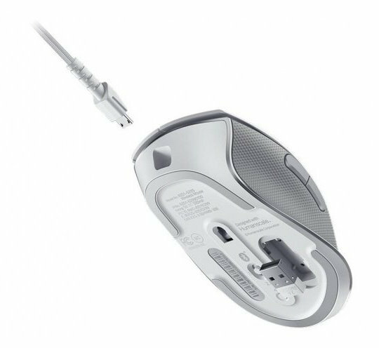 Widok od spodu białej i szarej myszy komputerowej, podłączony konektor USB.
