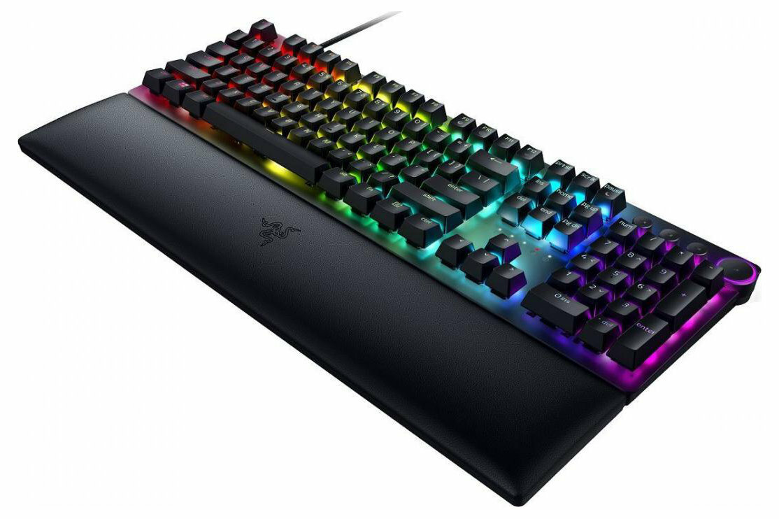Klawiatura Razer z czarną podpórką pod nadgarstki i klawiszami świecącymi w wielu kolorach.
