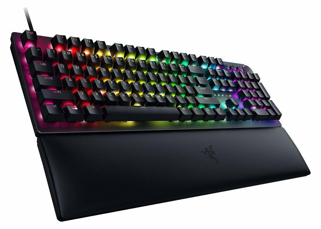 Czarna klawiatura do gier z podświetleniem RGB i podpórką pod nadgarstek.