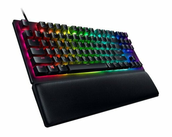 Czarna klawiatura z kolorowymi podświetlanymi klawiszami i podpórką pod nadgarstek na białej powierzchni.