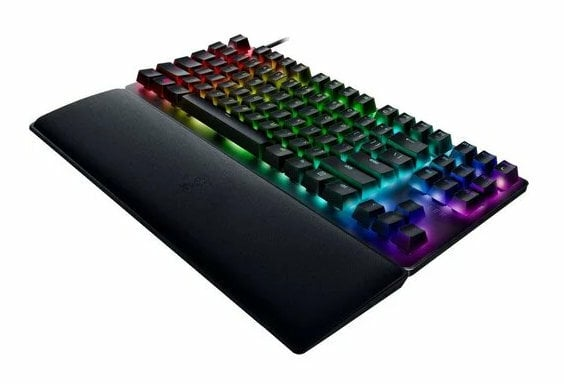 Czarna klawiatura do gier z podpórką pod nadgarstki, podświetlanymi klawiszami i kablem.