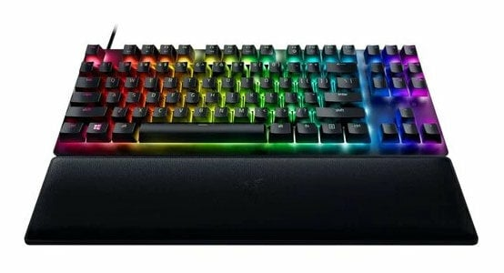 Klawiatura RGB z czarnymi klawiszami i podpórką pod nadgarstek, podświetlana wieloma kolorami.