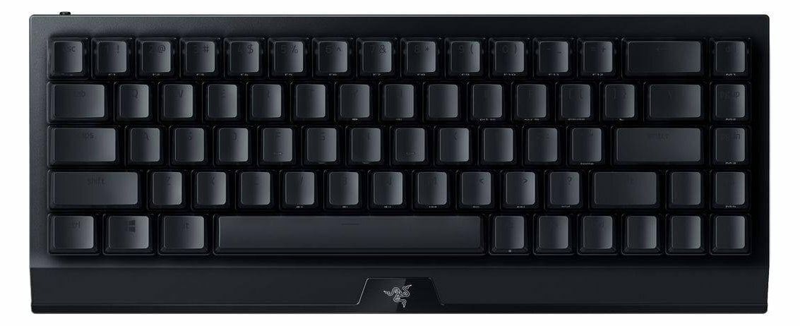 Całkowicie czarna klawiatura z klawiszami w standardowym układzie QWERTY, widok z góry.