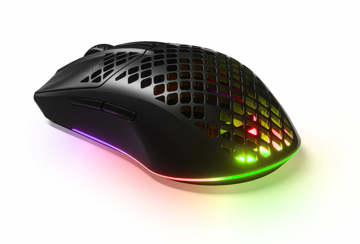 Czarna, bezprzewodowa mysz gamingowa SteelSeries Aerox 3 z podświetleniem RGB u podstawy.