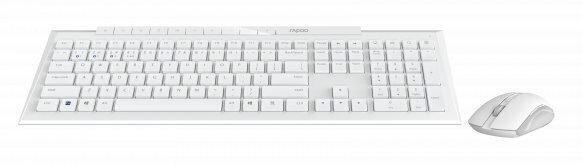 Biały zestaw klawiatury i myszy na białym tle. Klawiatura jest pełnowymiarowa.
