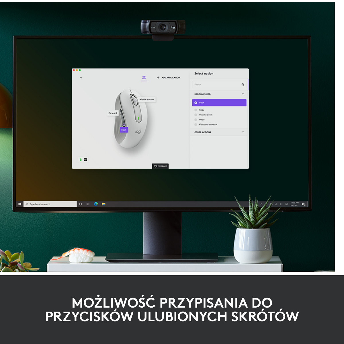 Monitor wyświetla interfejs dostosowywania myszy. Kamera internetowa i roślina na biurku.