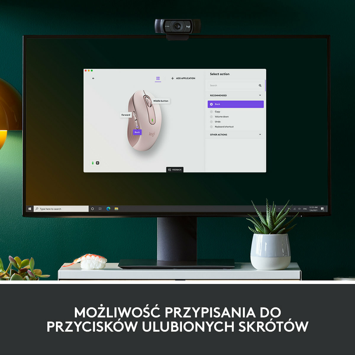 Monitor komputera z myszką na ekranie. Kamera internetowa nad monitorem. Tekst w języku polskim.