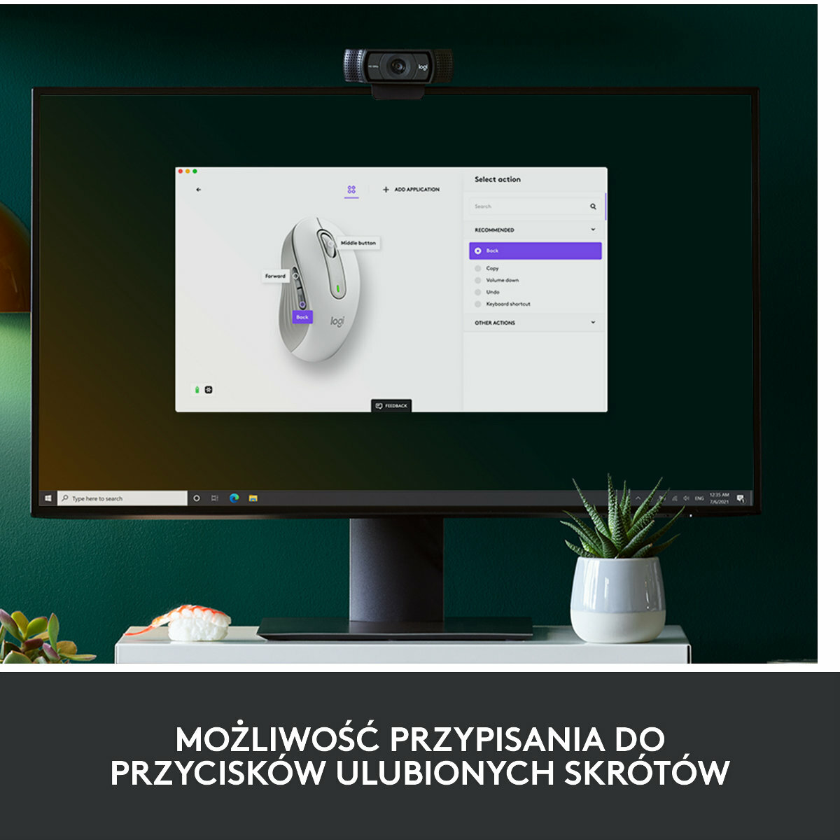Monitor komputera wyświetla ustawienia myszy Logitech. Na górze jest kamera internetowa. Poniżej mała roślina.