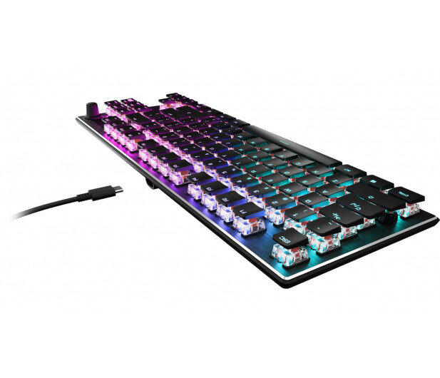 Klawiatura mechaniczna podświetlana RGB, zbliżenie, podłączony kabel USB-C.