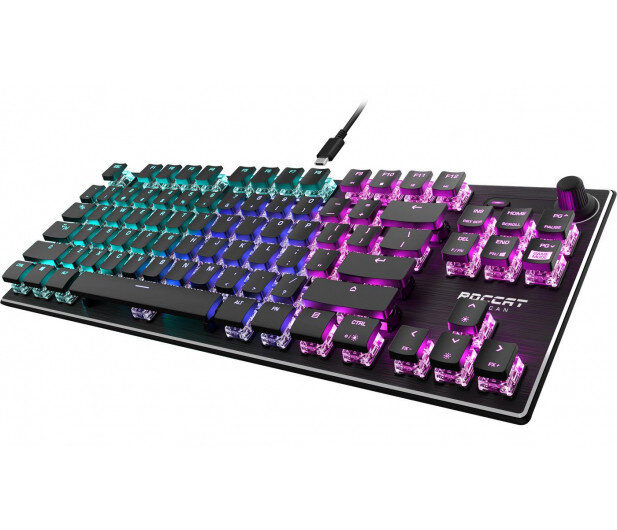 Czarna klawiatura z podświetlanymi klawiszami. Logo ROCCAT na dole. Kabel USB.