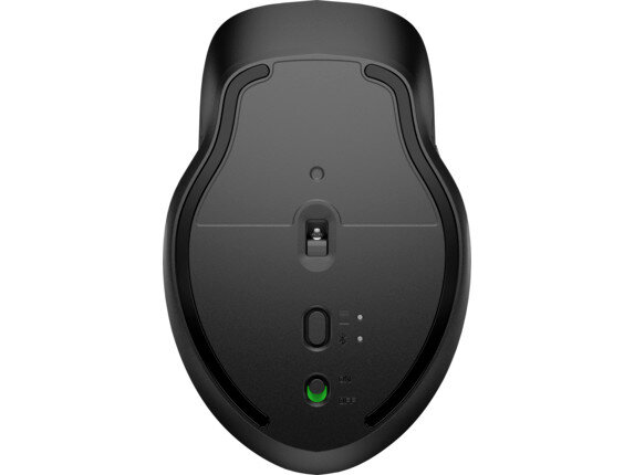 Widok od spodu czarnej myszy komputerowej, pokazujący włącznik/wyłącznik i czujnik.