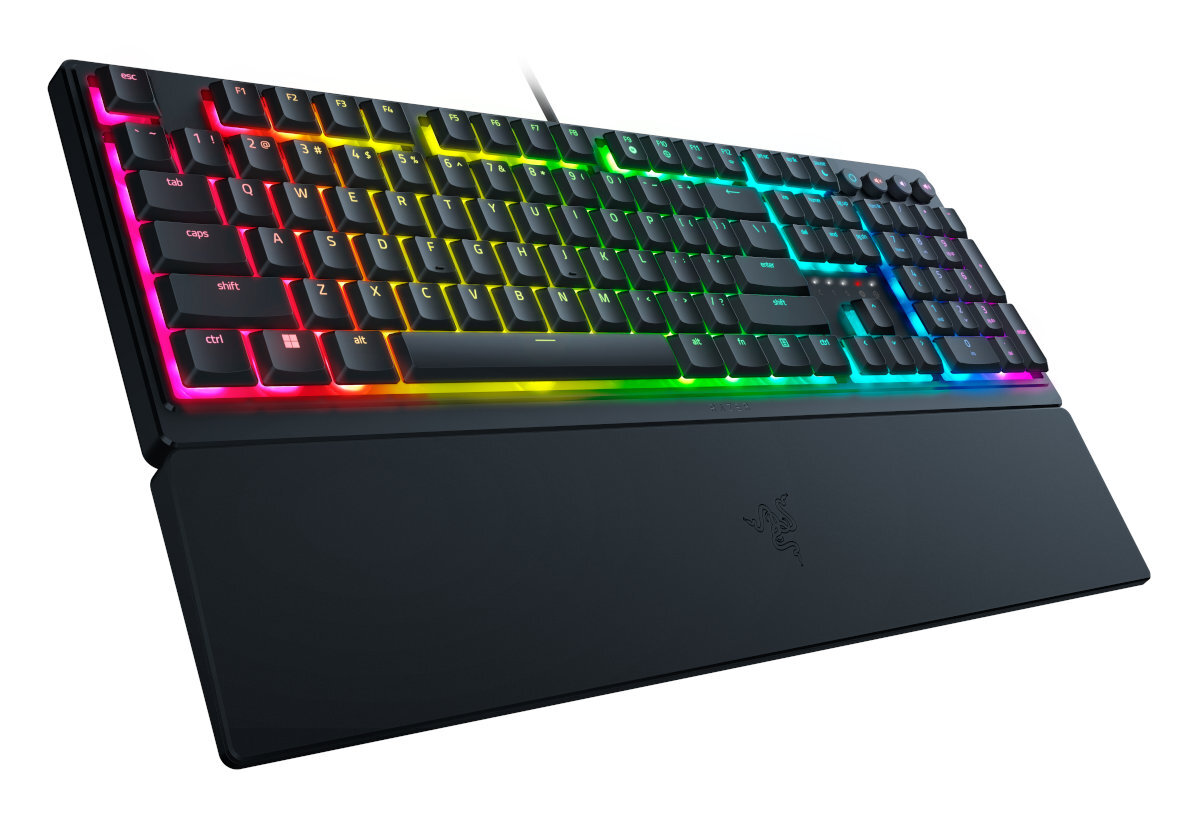 Czarna klawiatura z kolorowymi podświetlanymi klawiszami i podpórką pod nadgarstek.