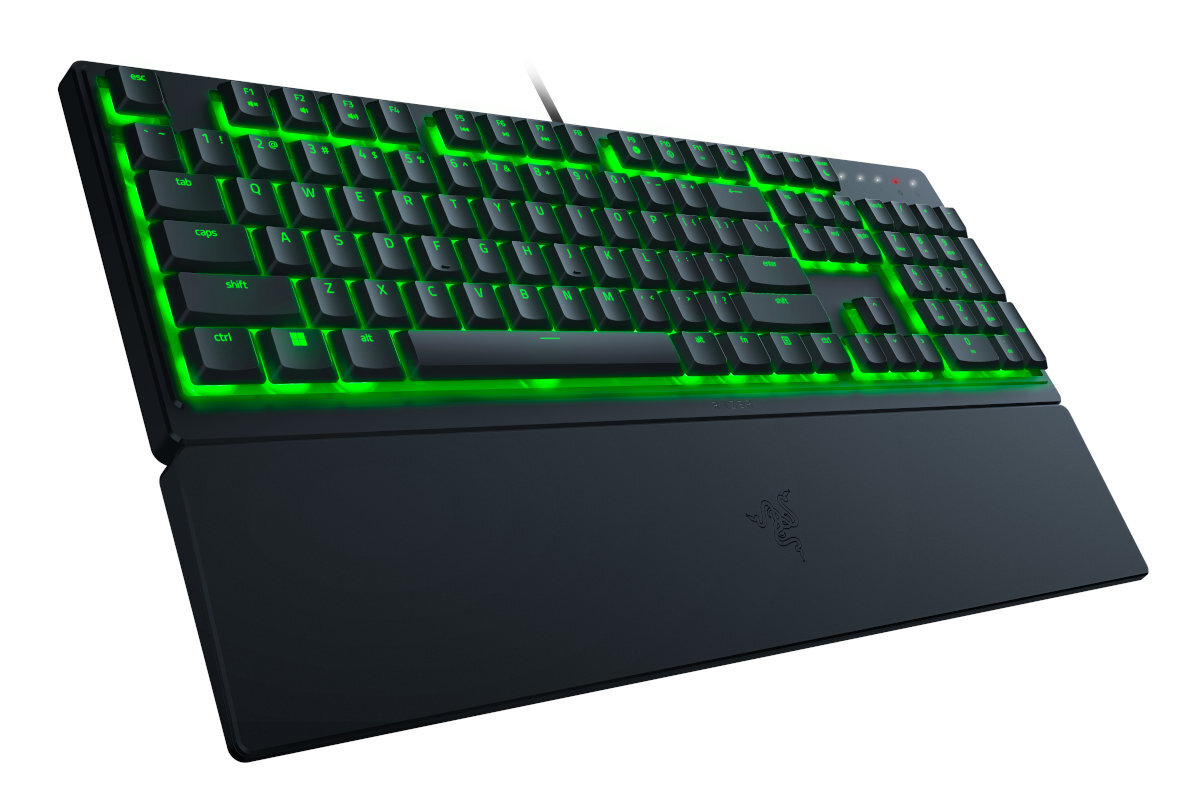 Czarna klawiatura Razer z zielonymi podświetlanymi klawiszami i podpórką pod nadgarstek. Widok z góry, białe tło.