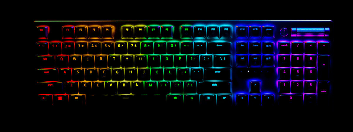 Podświetlana klawiatura w kolorach tęczy. Klawisze klawiatury są czarne.