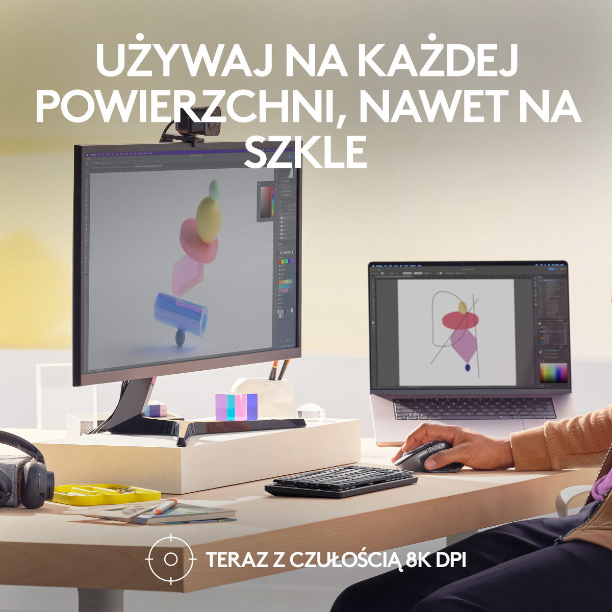 Osoba używająca myszy i klawiatury z monitorem i laptopem na biurku.