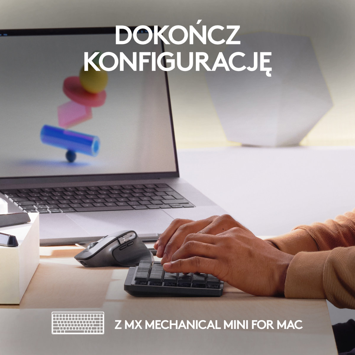 Ręce piszące na małej czarnej klawiaturze, z laptopem i myszą, tekst: DOKOŃCZ KONFIGURACJĘ.