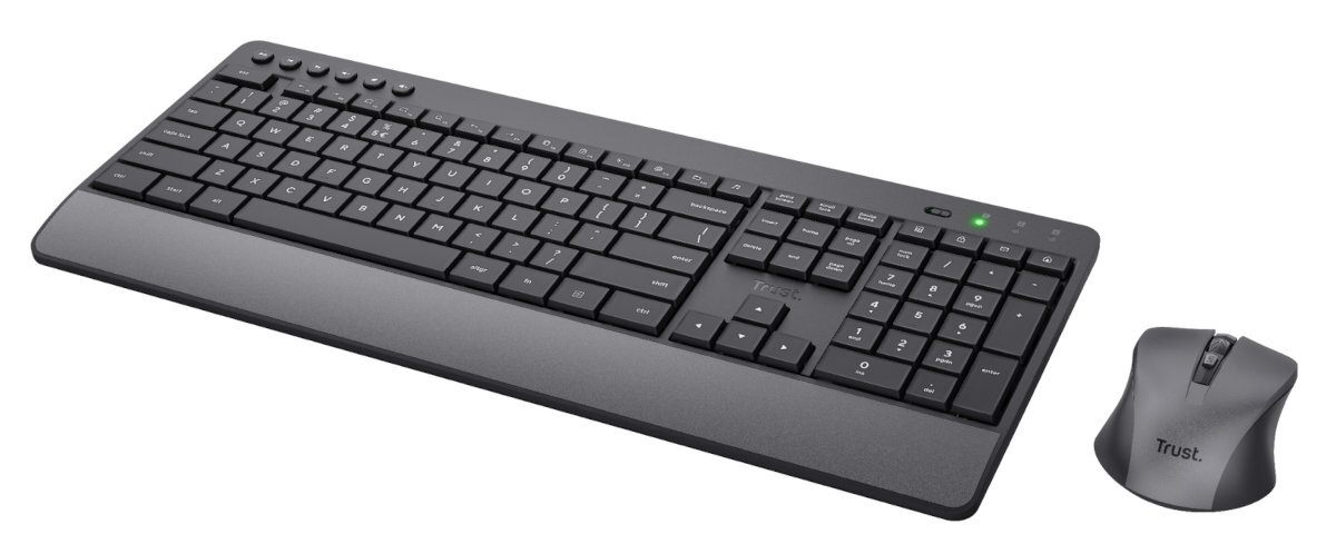 Czarna klawiatura i mysz na białym tle. Klawiatura ma klawiaturę numeryczną, mysz bezprzewodowa.