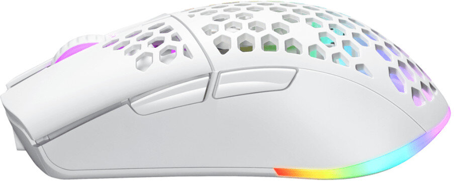 Biała mysz gamingowa z konstrukcją o strukturze plastra miodu na górze i podświetlaną krawędzią. Widok z boku.
