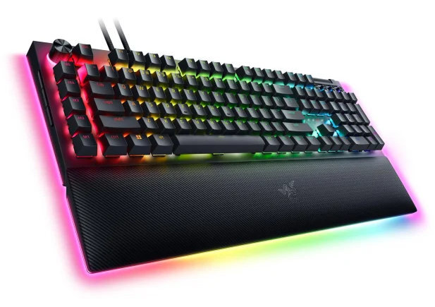 Klawiatura RGB z podświetleniem LED. Czarne klawisze i podpórka pod nadgarstek.