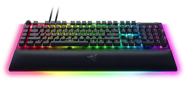 Czarna klawiatura z podświetleniem RGB. W zestawie podpórka pod nadgarstek. Marka Razer.