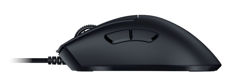Czarna mysz do gier z teksturowaną powierzchnią i dwoma bocznymi przyciskami. Mysz ma kabel.