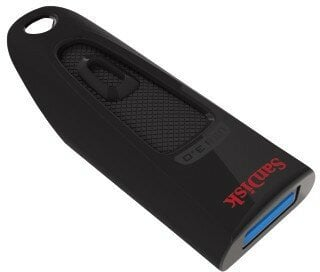 Czarny pendrive USB z logo Sandisk na czerwono. Złącze USB jest niebieskie.