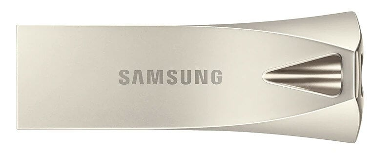 Srebrny pendrive Samsung. SAMSUNG jest napisane na dysku. Białe tło.