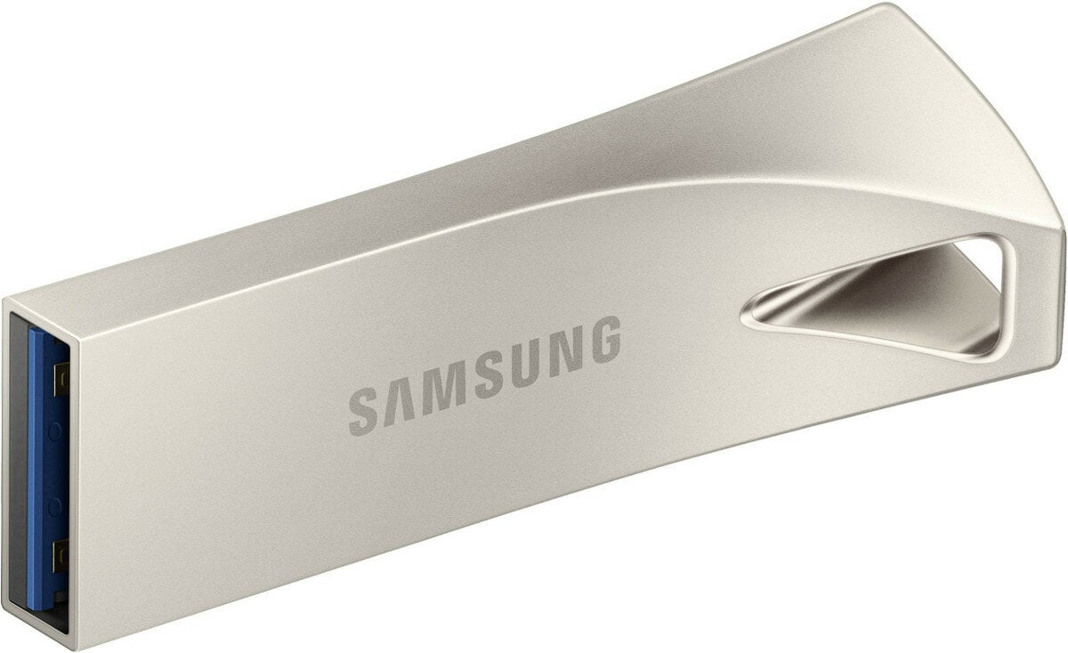 Srebrny pendrive Samsung. Ma zakrzywioną konstrukcję i logo Samsung.