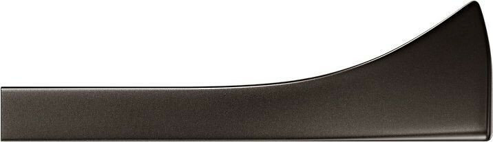 Czarny, zakrzywiony metalowy pręt, z teksturowaną powierzchnią, na białym tle.