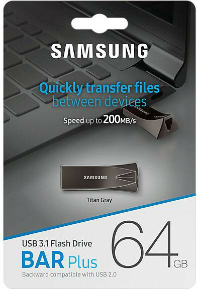 Pamięć flash USB Samsung w opakowaniu. Jest ciemnoszara, a na opakowaniu widnieje logo Samsunga.