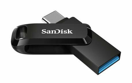 Czarno-srebrny pendrive Sandisk, widok z kąta.