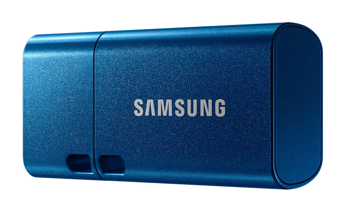 Niebieski pendrive USB Samsung. Metaliczne wykończenie. Logo SAMSUNG w kolorze białym. Białe tło.