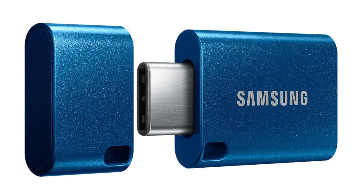 Niebieski pendrive USB-C firmy Samsung. Nasadka jest zdjęta, widoczne złącze USB-C.