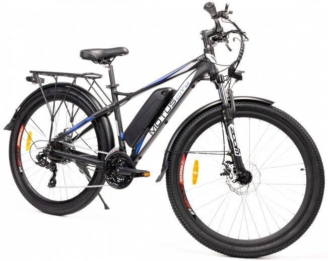 Czarny i niebieski rower elektryczny. Rower ma akumulator i bagażnik. Marka Zoom na widelcu.