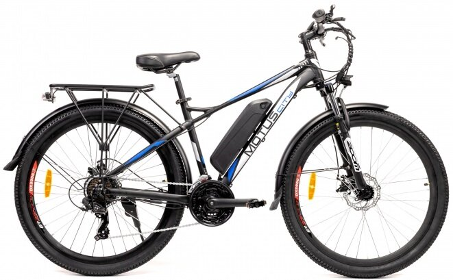 Czarny i niebieski rower elektryczny na białym tle. Czarne opony, srebrne akcenty.