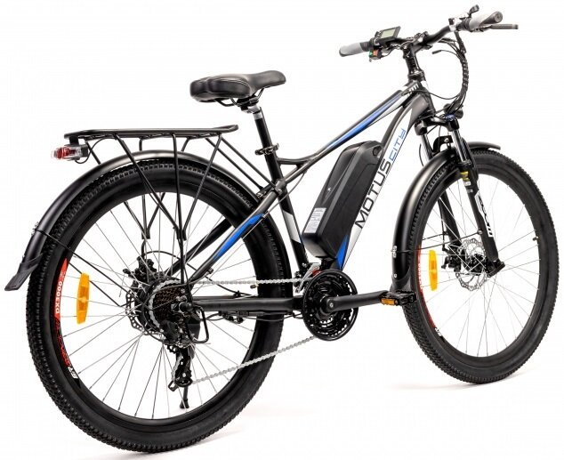 Rower elektryczny z czarnymi oponami i akumulatorem, na białym tle.