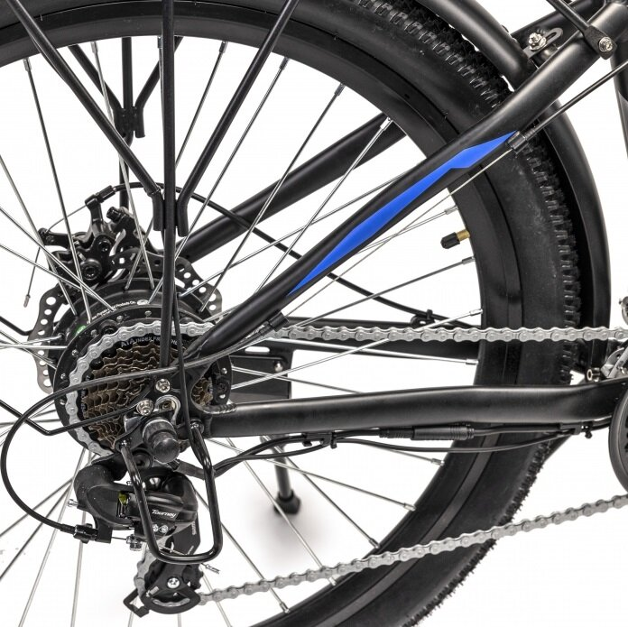 Tylne koło czarnego roweru, z niebieskim akcentem na ramie i czarną oponą.