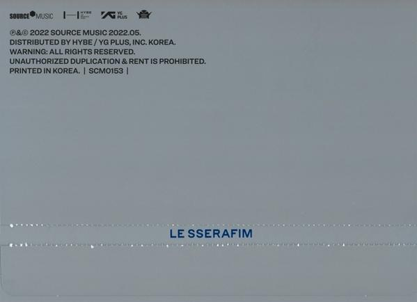 Weiße und graue Karte mit Text in mehreren Sprachen und dem Wort LE SSERAFIM.