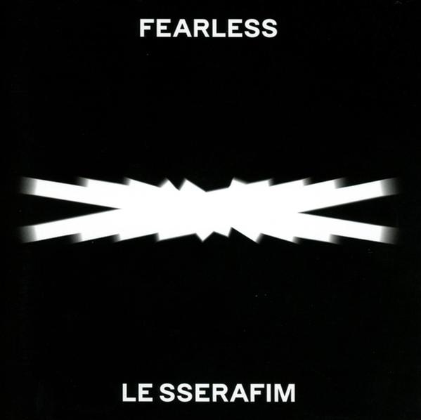Schwarz-weißes Albumcover mit den Worten 'FEARLESS' und 'LE SSERAFIM'.