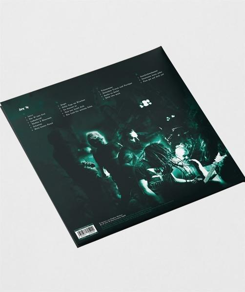 Albumcover mit Bandbild. Grün- und Schwarztöne. Text und Logo sichtbar.