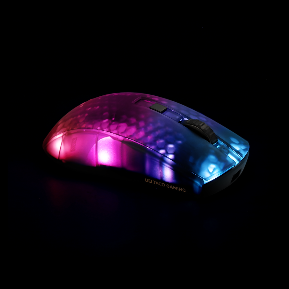 Eine Gaming-Maus mit RGB-Beleuchtung auf schwarzem Hintergrund. Die Maus hat eine abgerundete Form mit schwarzem Scrollrad.