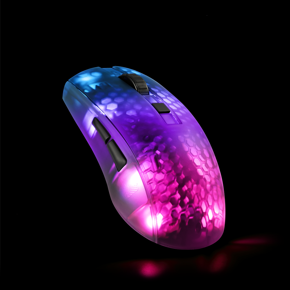 Gaming-Maus mit Wabenmuster. Sie hat RGB-Beleuchtung mit Blau, Lila und Pink.