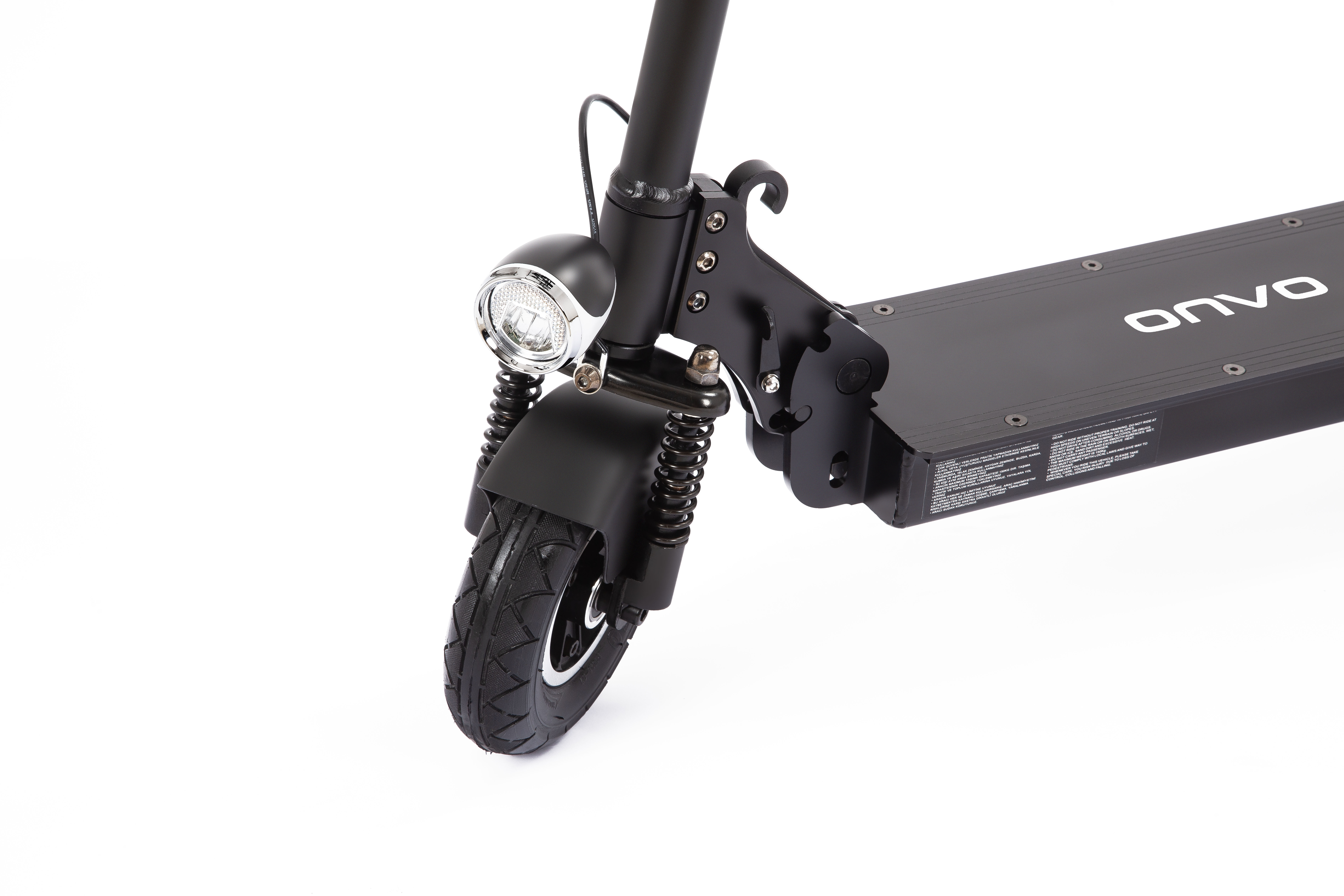 Önden görülen far ve tekerleğe sahip siyah elektrikli scooter.