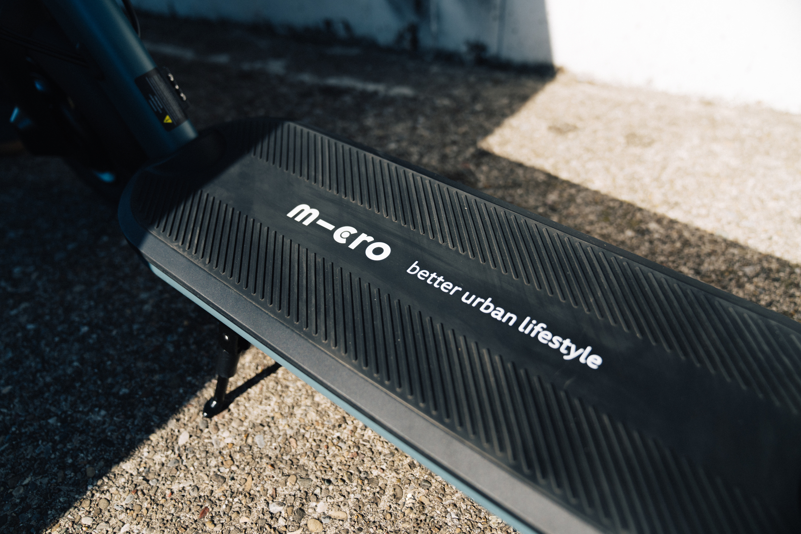 Monopattino Micro con pedana nera e le parole better urban lifestyle.