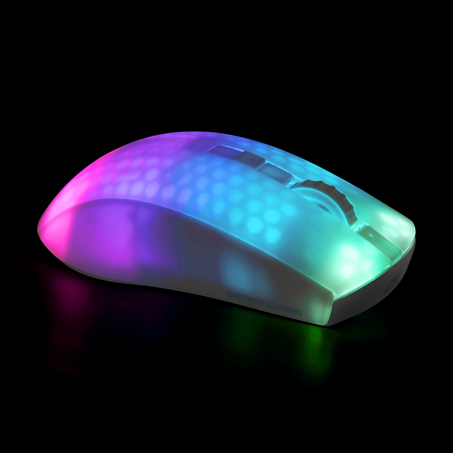 Gaming-Maus mit RGB-Beleuchtung. Sechseckmuster auf der Oberseite. Schwarzer Hintergrund.