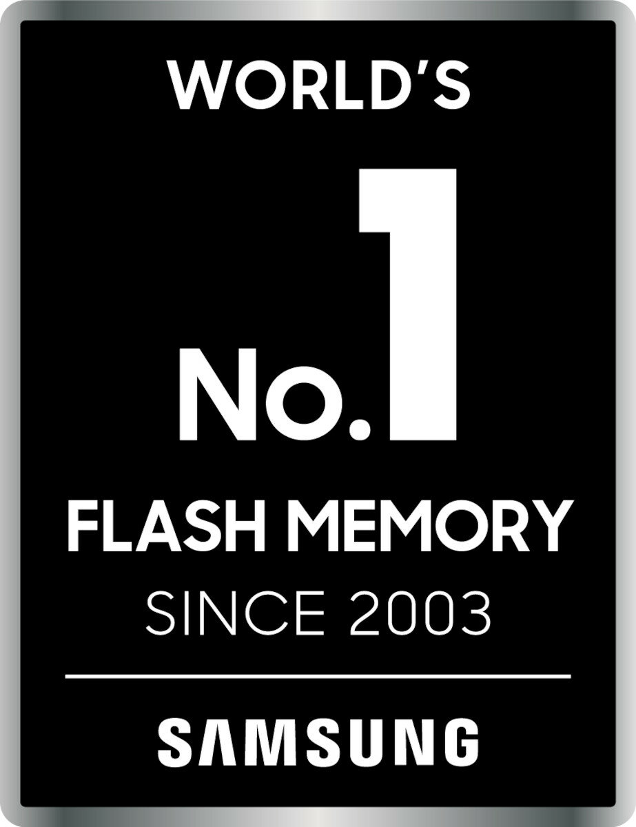 Czarno-srebrny znak: 'World's No. 1 Flash Memory Since 2003' z logo Samsung.