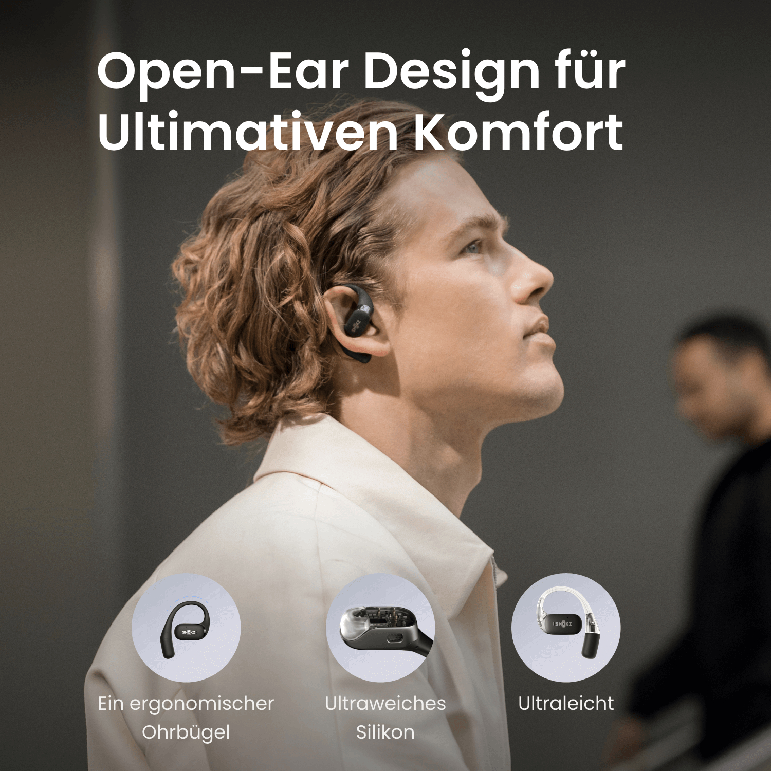 Ein Mann mit Kopfhörern blickt nach oben. Text: 'Open-Ear Design'. Illustrationen zeigen Ohrhörer, Silikon und leichte Designs.