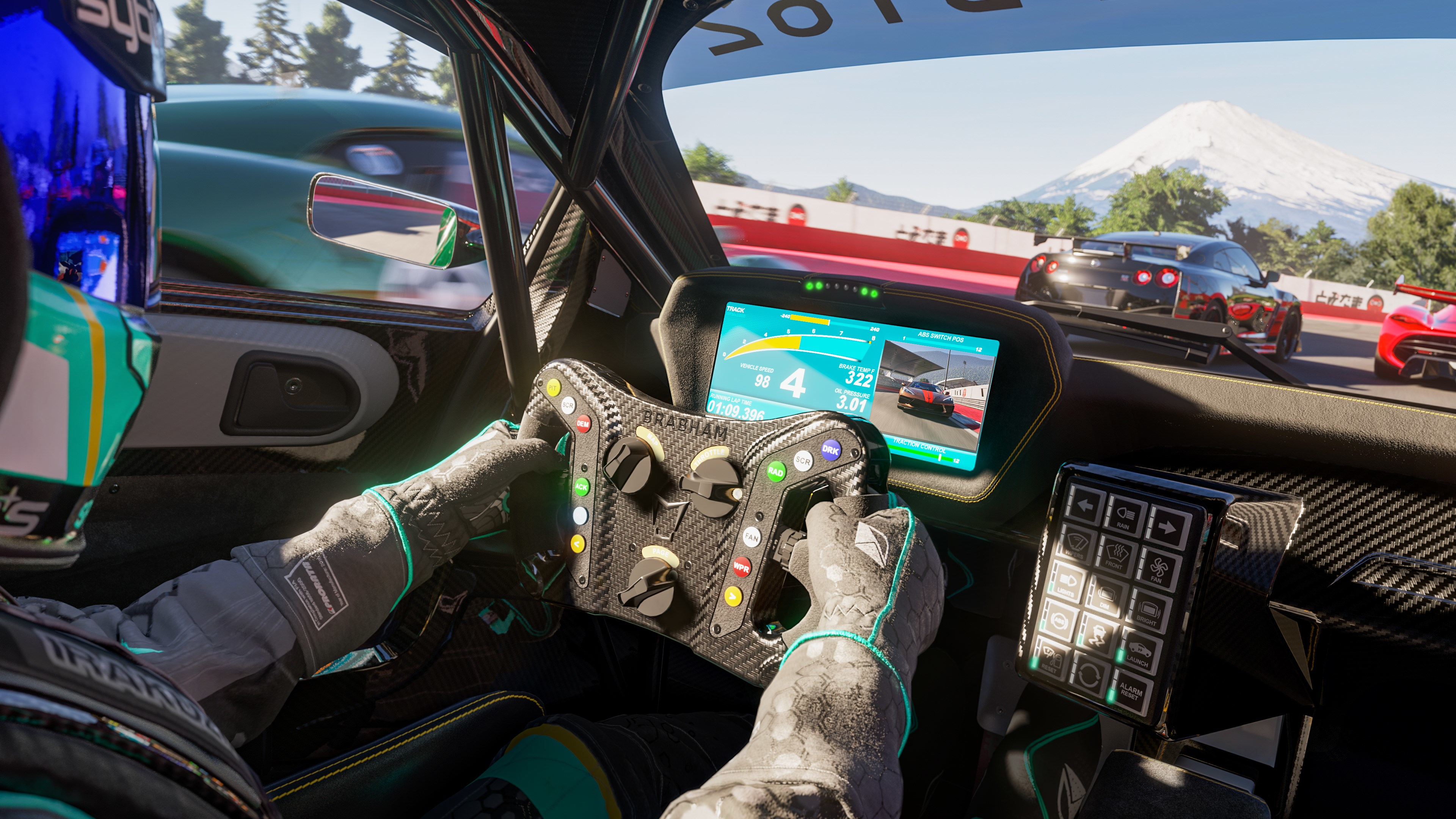 Vue à la première personne d'un jeu de course. Volant et tableau de bord visibles.