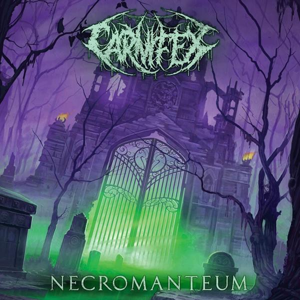 Ein grün beleuchtetes Tor und eine Friedhofsszene mit dem Logo einer Heavy-Metal-Band.